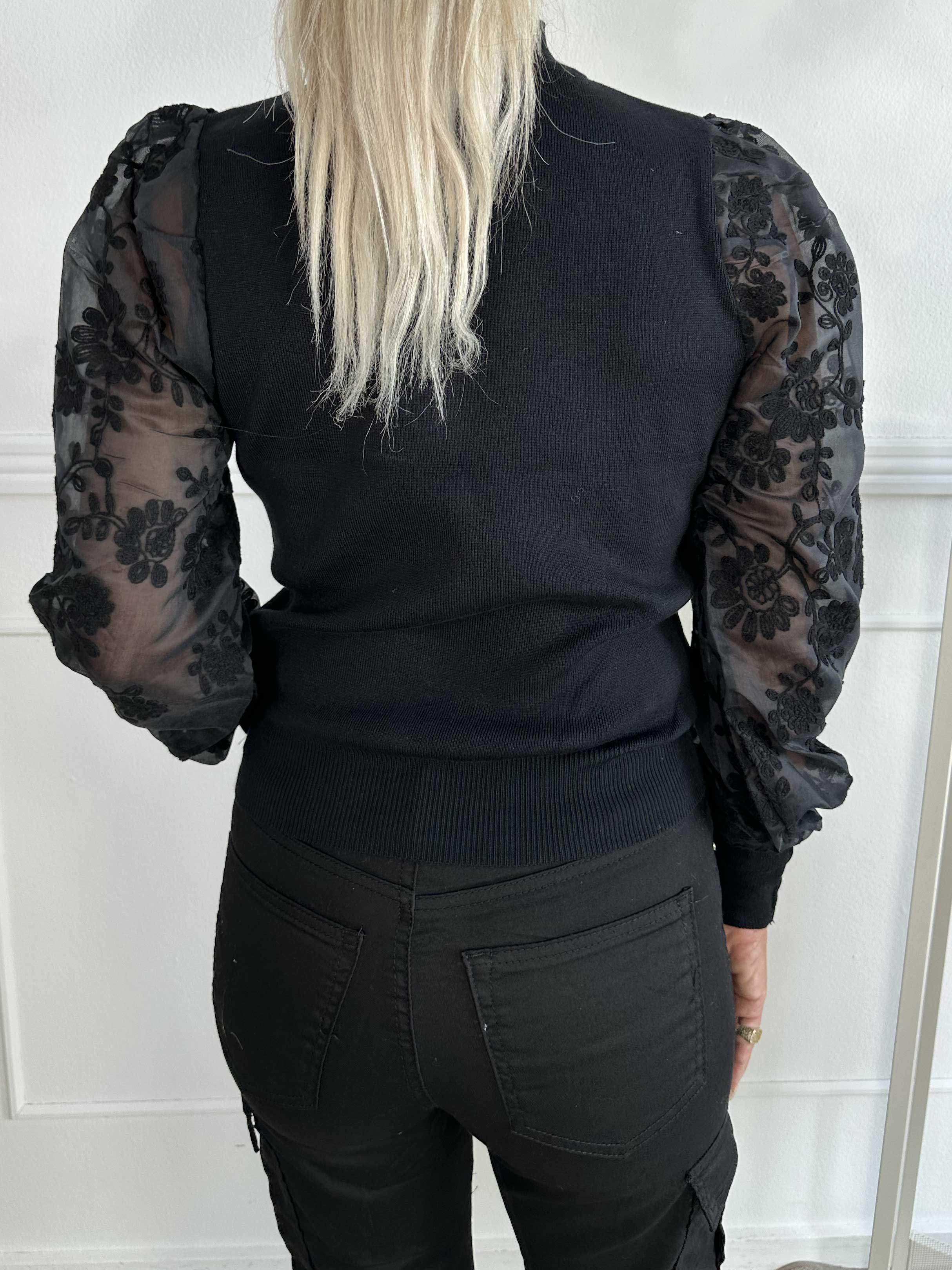 Sydney - Bluse med turtleneck og blondeærmer